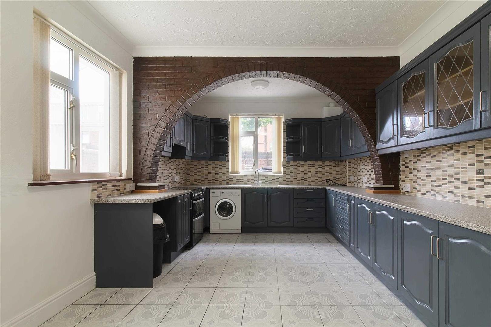 4 bed property in Fairfield Road, Chesterfield